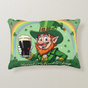Leprechauns Jubel unter dem Regenbogen Dekokissen