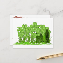 Leprechaun's Top Hat Lying im Bereich der Kleeblät Postkarte