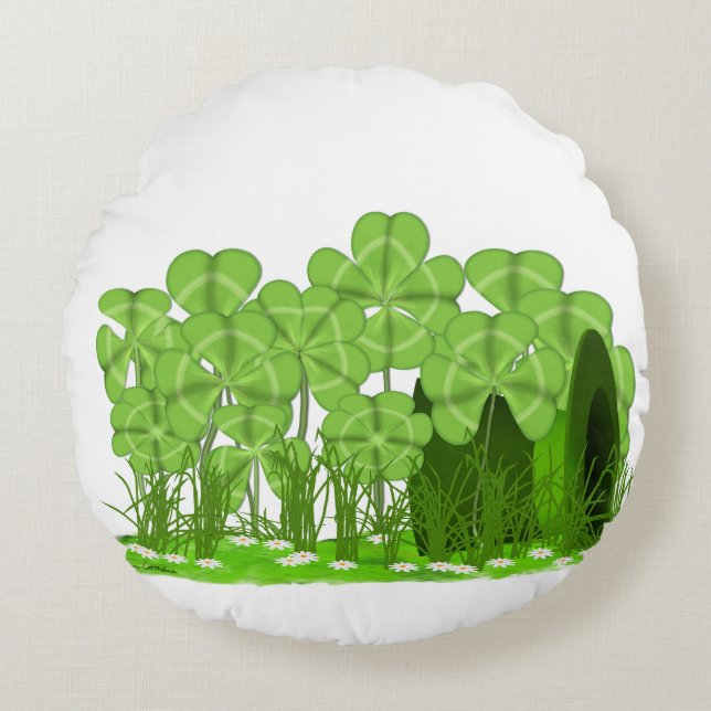 Leprechaun's Top Hat Lying im Bereich der Kleeblät Rundes Kissen (Vorderseite)