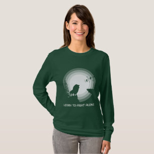 Lerne allein zu kämpfen – Löwe im Mondlicht T-Shirt