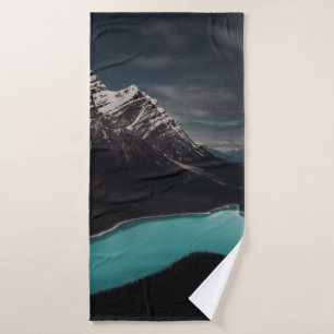 LES ALPES DE MONTAGNE ENTOURANT LE CORPS D'EAU