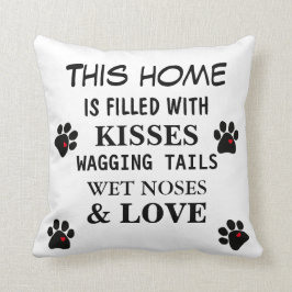 Les amoureux de les chiens de coussin ont mouillé
