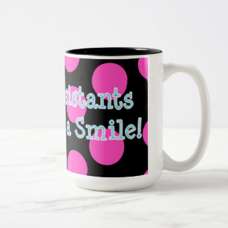 les assistants dentaires le font avec une tasse de