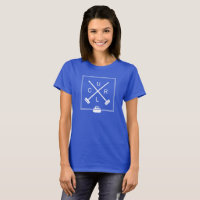 Les balais croisés des femmes courbant le T-shirt