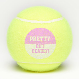 Les balles de tennis roses drôles de la jolie mais