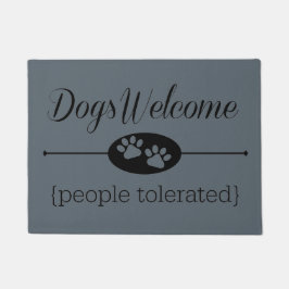 Les chiens font bon accueil - au tapis de porte