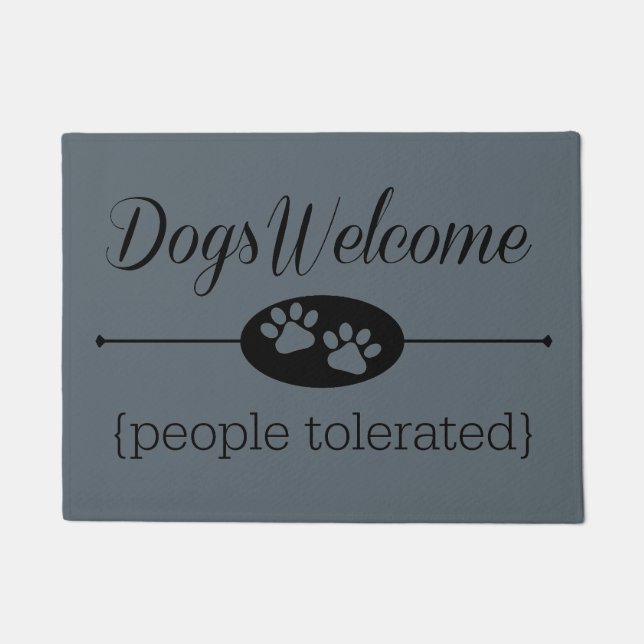 Les chiens font bon accueil - au tapis de porte (Devant)