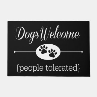Les chiens font bon accueil au tapis extérieur