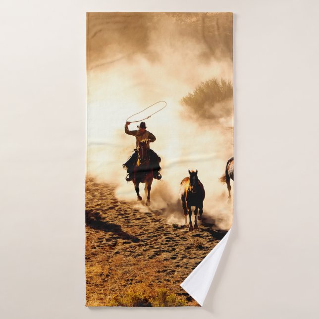 Les cow-boys à la recherche de chevaux sauvages. l (Serviette de bain)