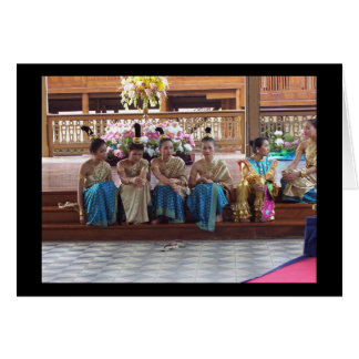 Les danseuses traditionnelles thaïlandaises font u