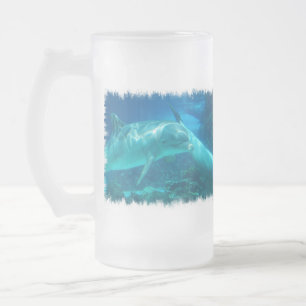 Les dauphins espiègles ont givré la tasse de bi