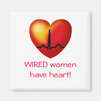 Les femmes avec fil ont un aimant de carré cardiaq