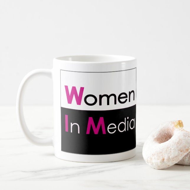 Les Femmes Dans La Mug Classique Des Médias (Avec donut)