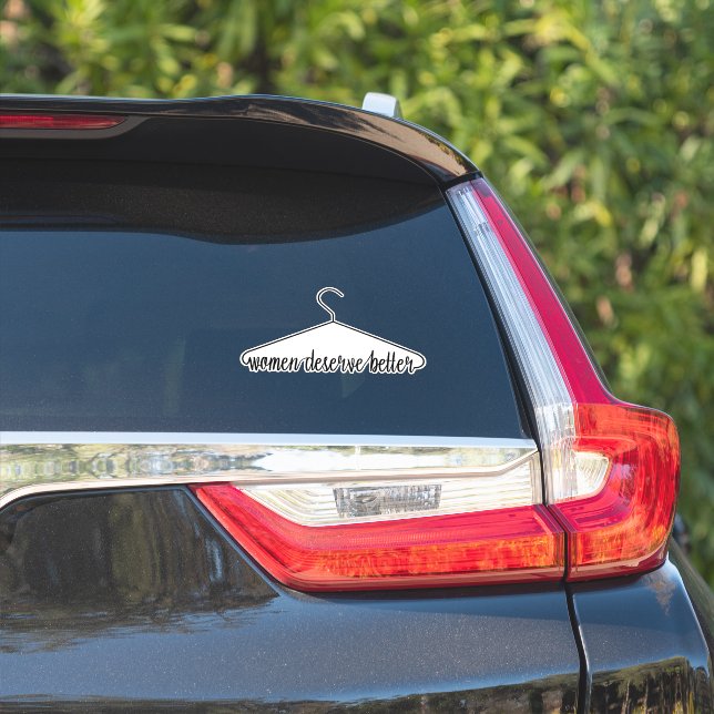 Les femmes méritent mieux hanger autocollant (Côté voiture)