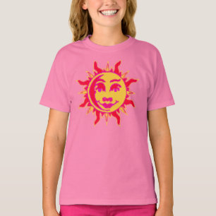 Les filles ont équipé le T-shirt du motif de Sun