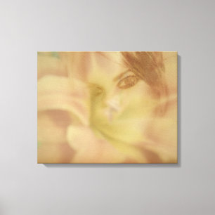 Les fleurs pour Adrena ont enveloppé la toile