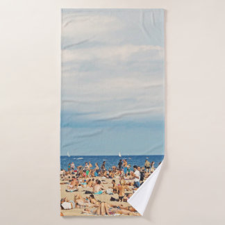 Les gens sur la plage de sable brun