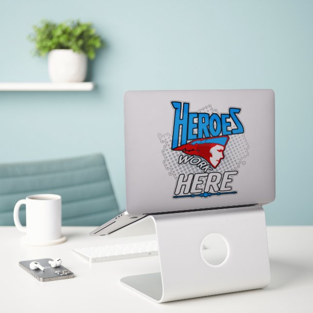 Les héros travaillent ici Vinyl Sticker (Ordinateur portable sur le bureau)