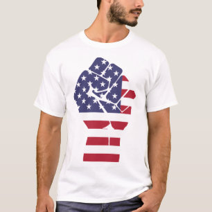 Les hommes rapportent à l'Amérique le T-shirt de