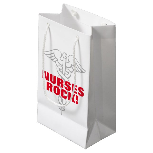 Les infirmières basculent le sac de cadeau pour (Devant Angle)