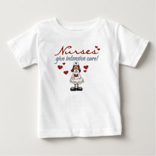 Les infirmières donnent des T-shirts et des