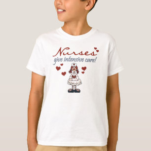Les infirmières donnent des T-shirts et des