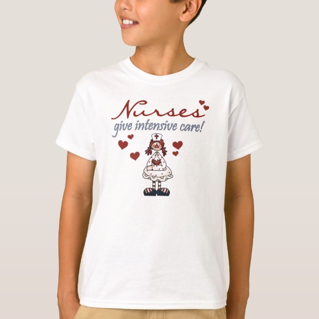 Les infirmières donnent des T-shirts et des (Devant)