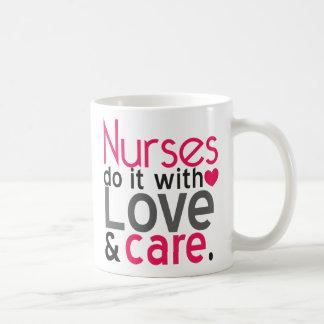 Les infirmières le font avec la tasse de café