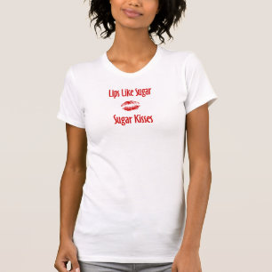 Les lèvres comme le sucre embrasse le T-shirt
