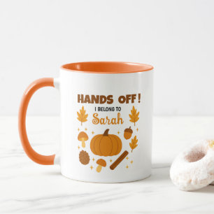 Les mains en l'air ! Mug de café d'automne personn