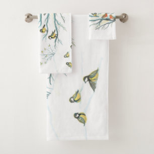 Les oiseaux d'hiver dans une forêt de neige