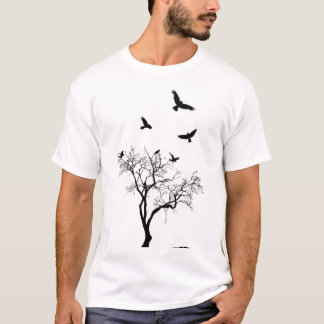 Les oiseaux volent du T-shirt utilisé et déchiré