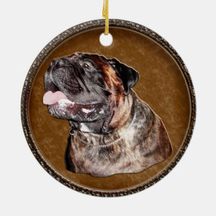 Les ornements de Bullmastiff se dirigent vers des