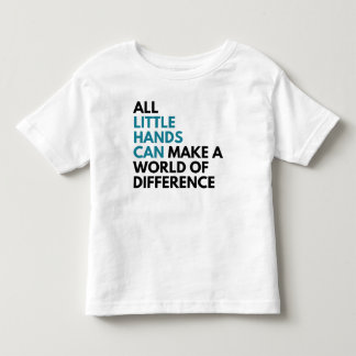 Les petites mains mettent en boîte le T-shirt