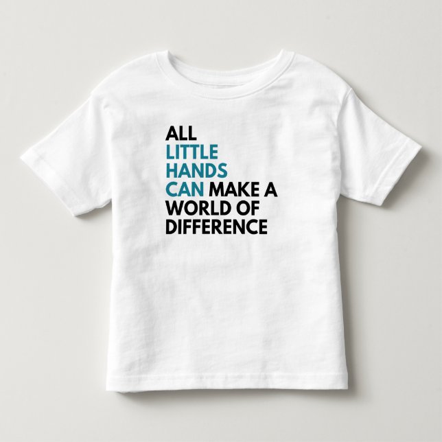 Les petites mains mettent en boîte le T-shirt (Devant)
