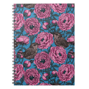 Les pivoines et les brindilles sur le carnet bleu