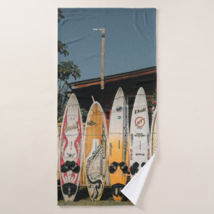 Les planches de surf sont en plein champ