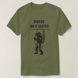 Les plongeurs le font un T-shirt plus profond