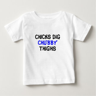 Les poussins creusent le T-shirt potelé de cuisses
