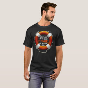Les réfugiés font bon accueil au T-shirt foncé de