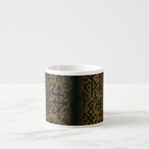 Les tasses en latte avec les runes antiques Sentez