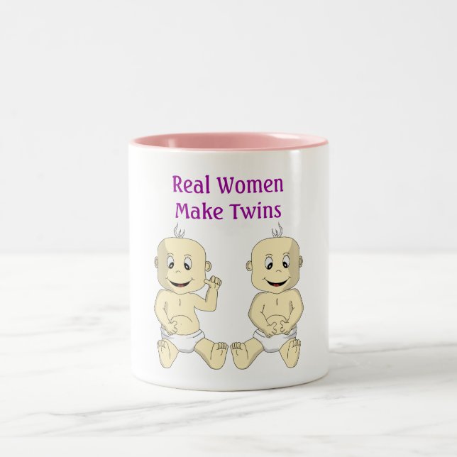 Les vraies femmes font à des jumeaux la tasse de (Centre)