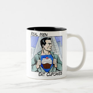 Les vrais hommes mangent la tasse de petits