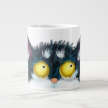 Les yeux de chat regardent une tasse de café à deu
