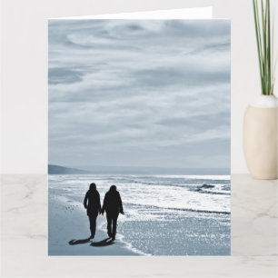 Lesbian Couple Walks Side by Side am Sandstrand Dankeskarte