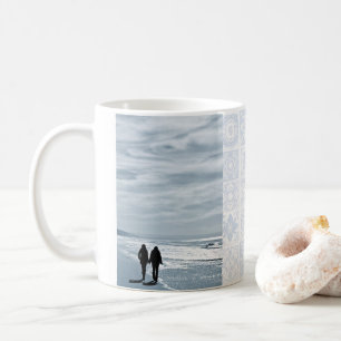 Lesbian Couple Walks Side by Side am Sandstrand Kaffeetasse