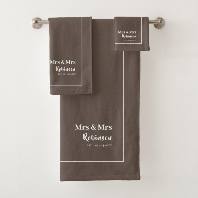 Lesbian Newlyweds Mrs & Mrs. Personalisiert Large  Badhandtuch Set (Insitu)