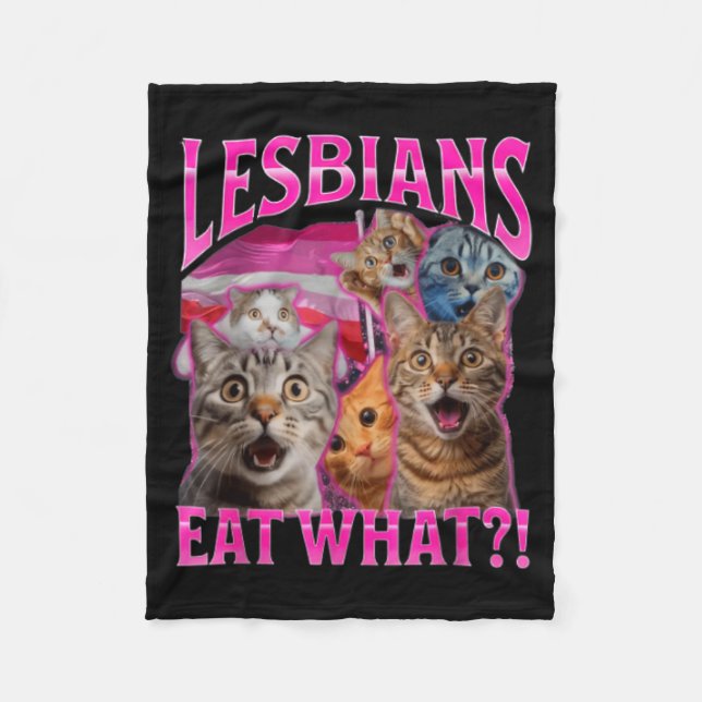 Lesbians Eat What_ Funny Cat Rude Gay Pride Lgbtq  Fleecedecke (Vorderseite)