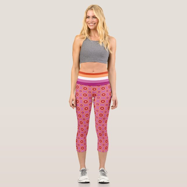 Lesbische Stolperflagge / rosa Blume Muster Capri Leggings (Vorderseite)