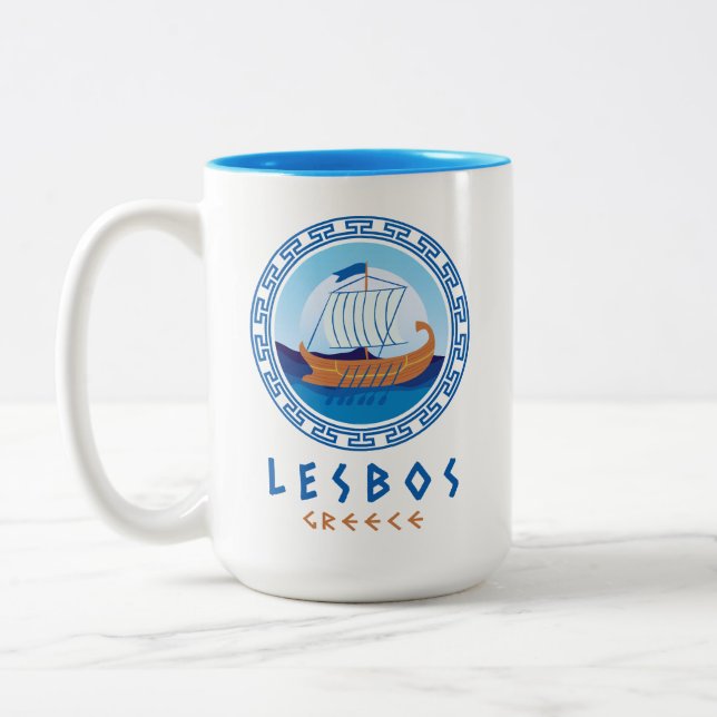 Lesbos, Griechenland, griechisches Schiffsdesign Zweifarbige Tasse (Links)